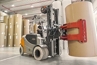 Svorka na papierové role: Špeciálne príslušenstvo spoločnosti STILL rozširuje rozsah použitia vozíkov a umožňuje ich špecializáciu na konkrétny náklad.